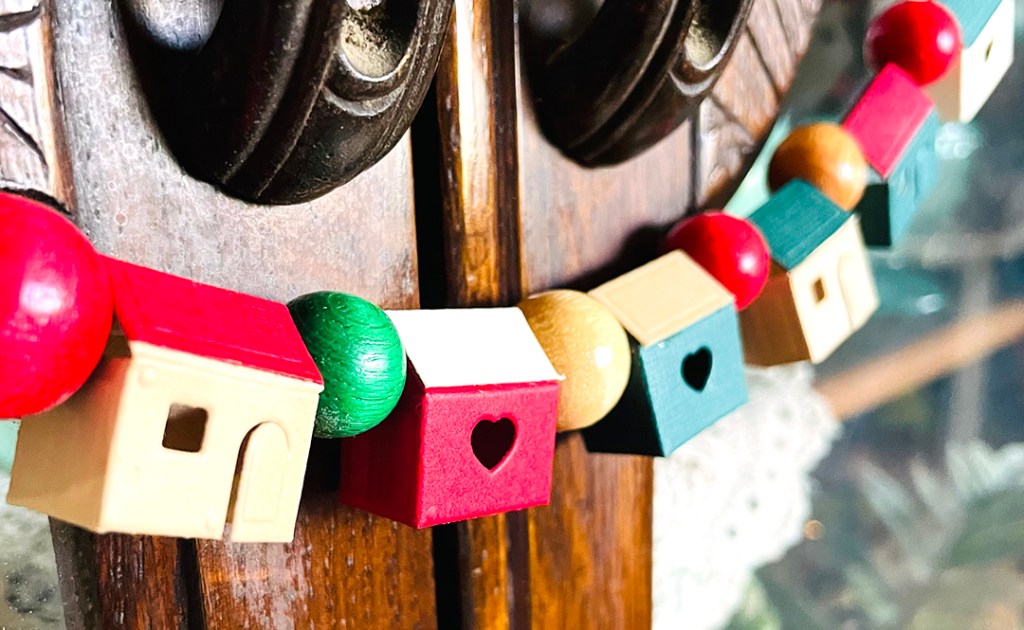 Easy Festive Garland to brighten the&nbsp;Holidays